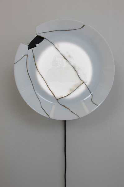 04-Memories-25x25cm-sérigraphie et recollage-assiette arcopal sur support lumineux